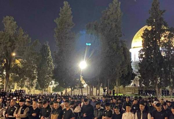 Thousands of Palestinians attend morning prayer in al-Aqsa despite Israeli restrictions