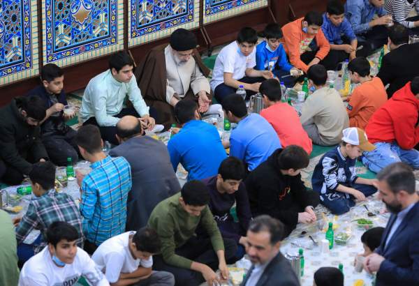 الرئيس الايراني يرعى حفل افطار للاطفال الأیتام في مسجد سلمان الفارسی  