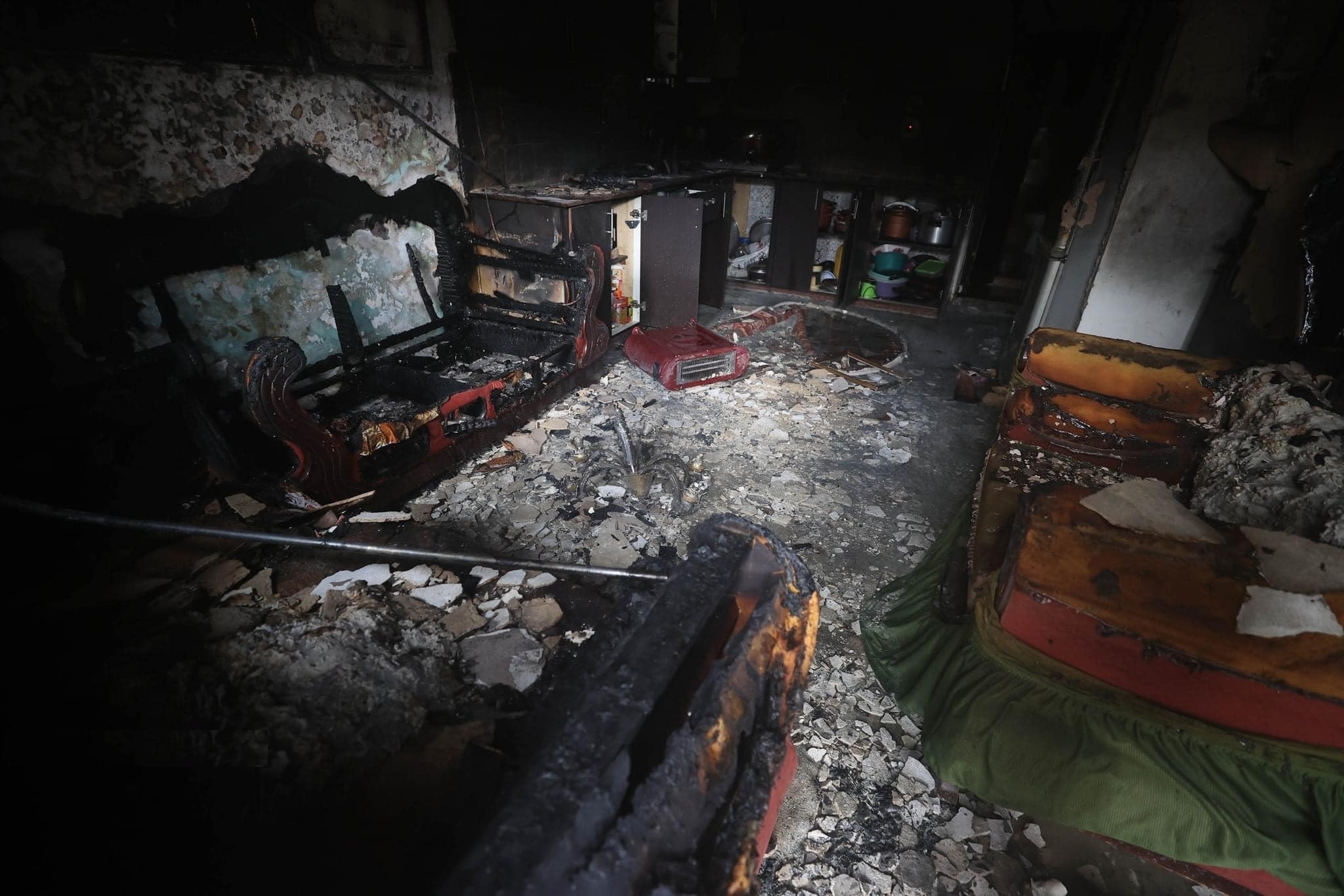 مستوطنون يحرقون منزلا فلسطينيا في بلدة سنجل قرب رام الله