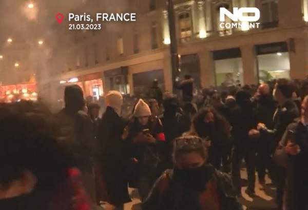 میکرون کی پنشن اصلاحات کے خلاف احتجاج کرنے والے فرانسیسی لوگوں کی تصاویر  