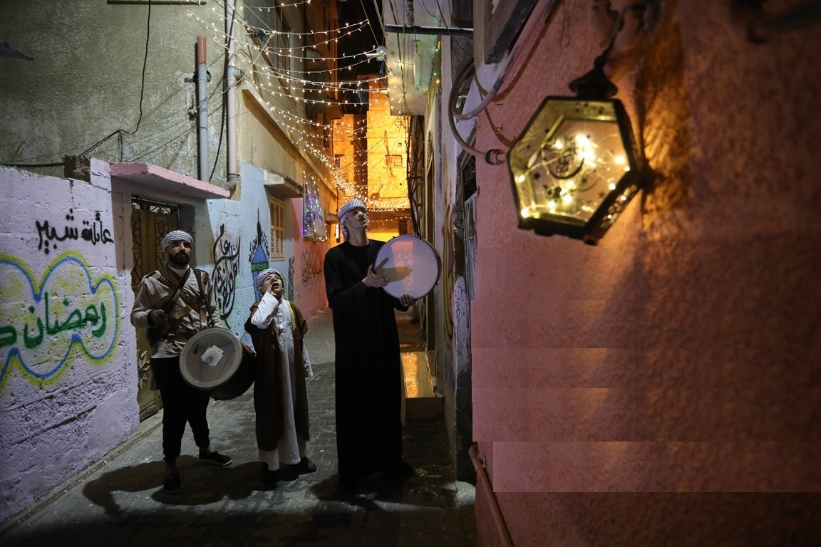 المسحراتي يجوب الشوارع والأزقة والأحياء غزة في اسحار أيام شهر رمضان المبارك  