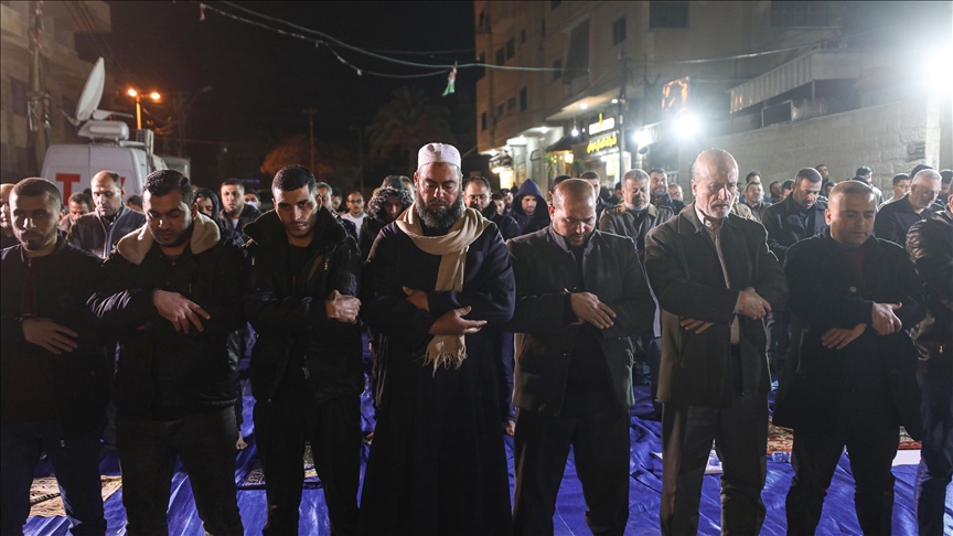 برگزاری نماز تراویح در برابر مقر صلیب سرخ در غزه