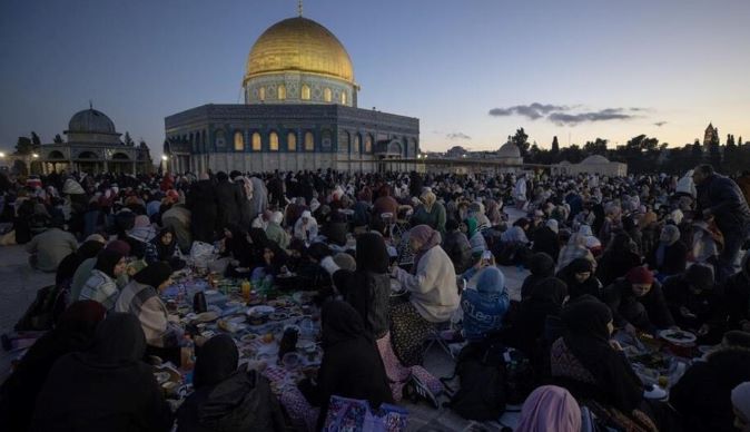 Hundreds of Palestinians held Iftar meal at al-Aqsa Mosque (photo)  