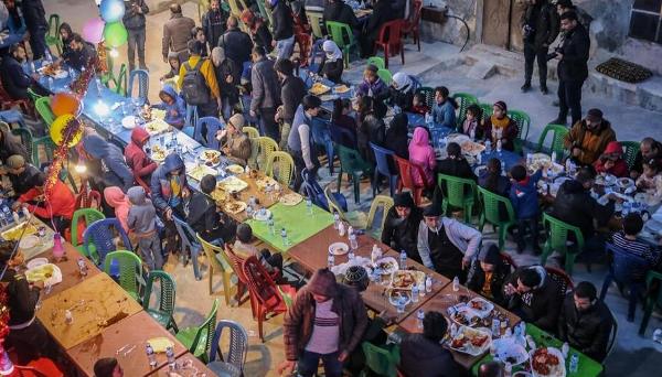 Quake-stricken people in Syria hold Iftar meal (photo)  