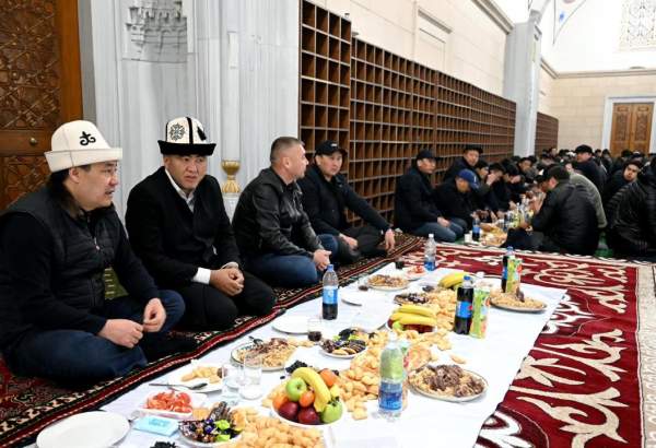 La cérémonie de rupture du jeûne à la grande mosquée de Bishkek au Kirghizistan  
