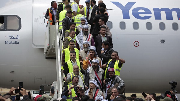 شادی مردم یمن از ورود دومین گروه از اسرا به صنعاء