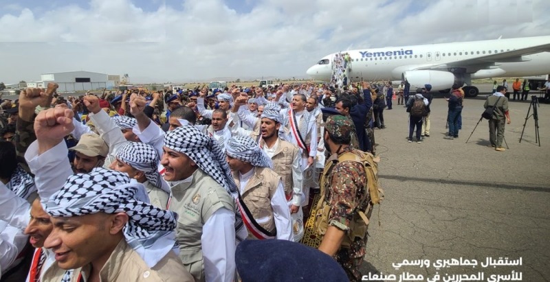 وصول خمس طائرات الى صنعاء وعليها 350 أسيرا محررًا من سجون السعودية والساحل الغربي  