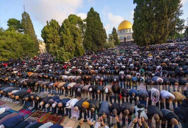 120,000 people perform Eid al-Fitr prayer at Al-Aqsa Mosque