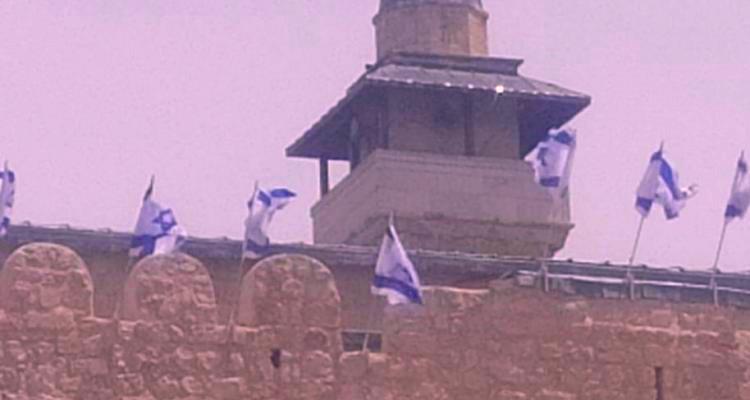 تدنيس و رفع علم الاحتلال على سطح وجدران الحرم الابراهيمي الشريف