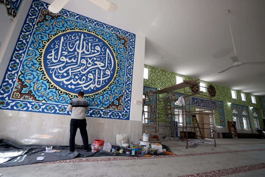 فنان فلسطيني يزين جدران المساجد بزخارف إسلامية وعربية  