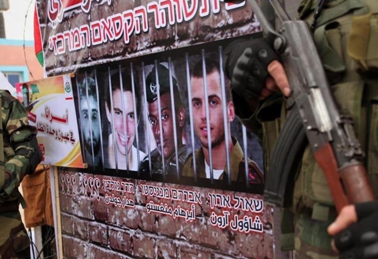صور وأسماء جنود الاحتلال الأسرى لدى المقاومة، أثناء عرضها من قِبل كتائب القسام في غزة