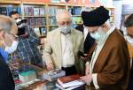 الامام الخامنئي يشتري 4 كتب من معرض طهران الدولي للكتاب