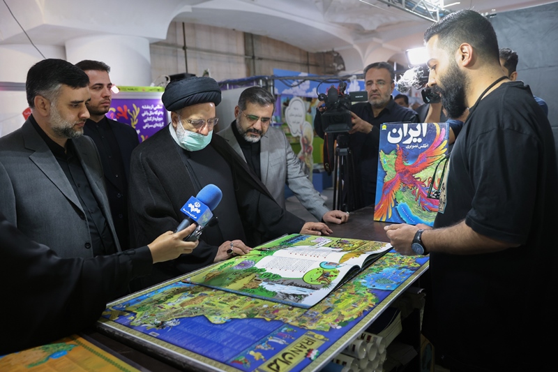 الرئيس الايراني يزور معرض طهران الدولي للكتاب