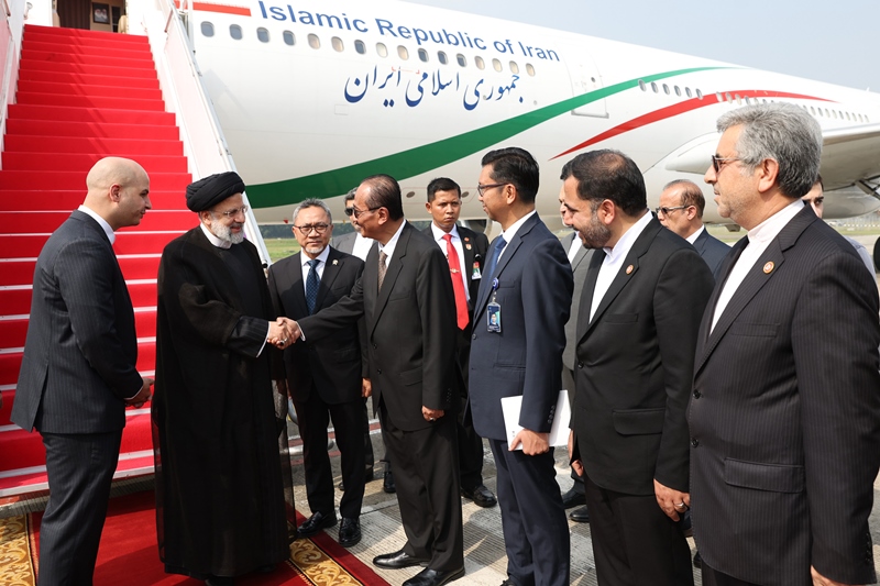 الرئيس الايراني يصل الى جاكرتا + صور