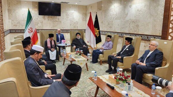 رئيسي يجري مباحثات مع رؤساء المنظمات الإسلامية في اندونيسيا
