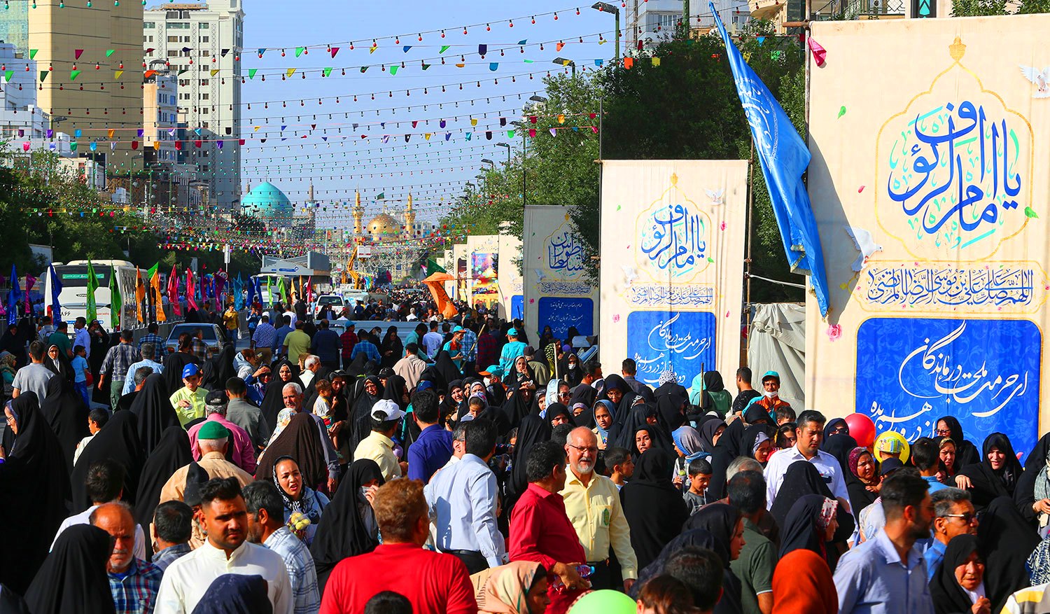 مدينة مشهد المقدّسة تحتفل بولادة الإمام الرضا (ع) بالمواكب والأناشيد