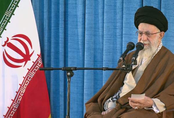 Leader hails Imam Khomeini as role model for uprising, justice