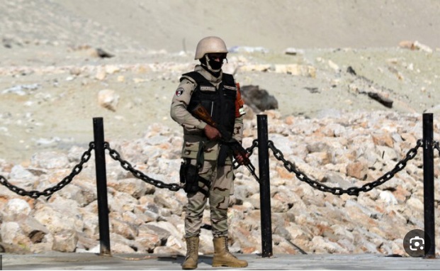 جندي مصري يحمل بندقية كلاشينكوف أحرج الجيش "الإسرائيلي" بأكمله