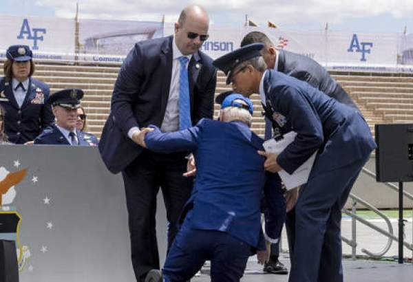 Joe Biden falls on stage during the 2023 United States Air Force Academy Graduation Ceremony in Colorado Springs, Colorado, June 1, 2023 ©  AP / Andrew Harnik