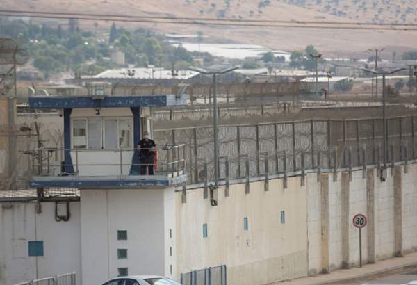 Palestinian prisoners in Israeli jails to go on mass hunger strike