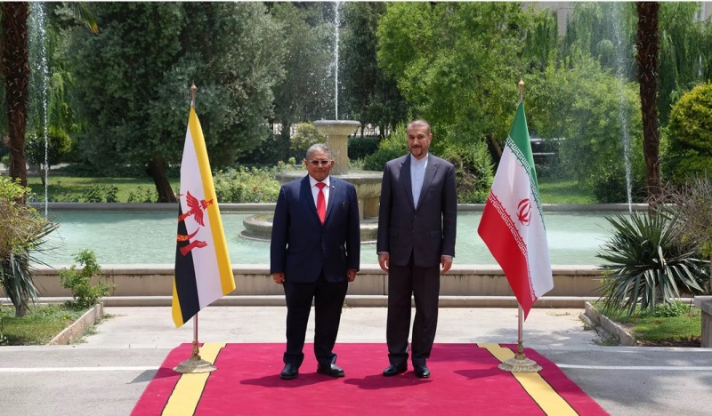 وزيرا خارجية ايران وبروناي يجريان محادثات بشأن تعزیز العلاقات الثنائیة