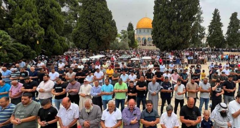 أكثر من 50 ألف شخص أدوا صلاة الجمعة في المسجد الأقصى