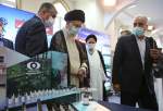 الامام الخامنئي يزور معرض إنجازات الصناعة النووية في ايران