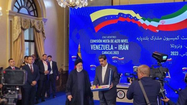 الرئيس الفنزويلي يمنح نظيره الايراني وسام الاستحقاق الوطني