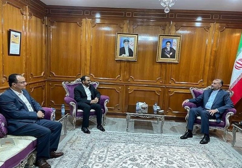 وزير الخارجية الايراني يلتقي رئيس وفد صنعاء المفاوض في مسقط