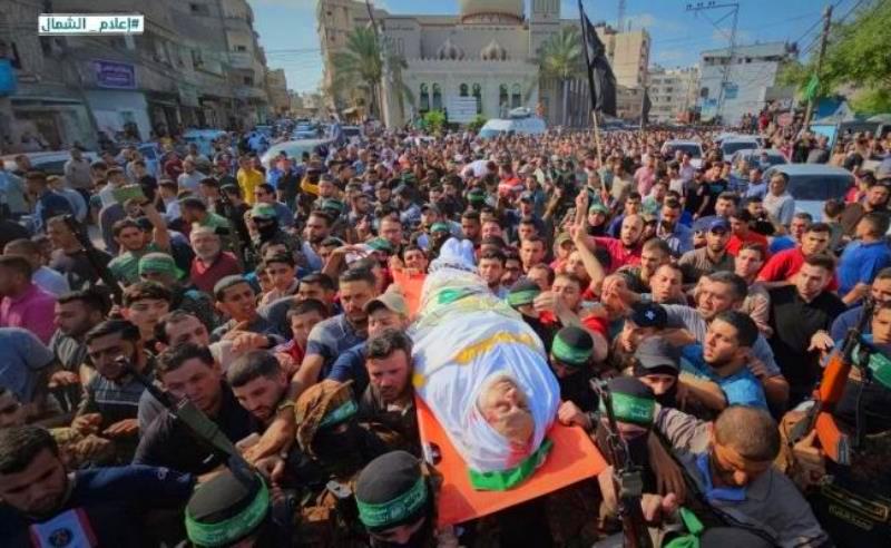 الآلاف يشيعون جثماني القيادي بالقسام أيمن منصور ونجله عطية في جباليا شمال غزة