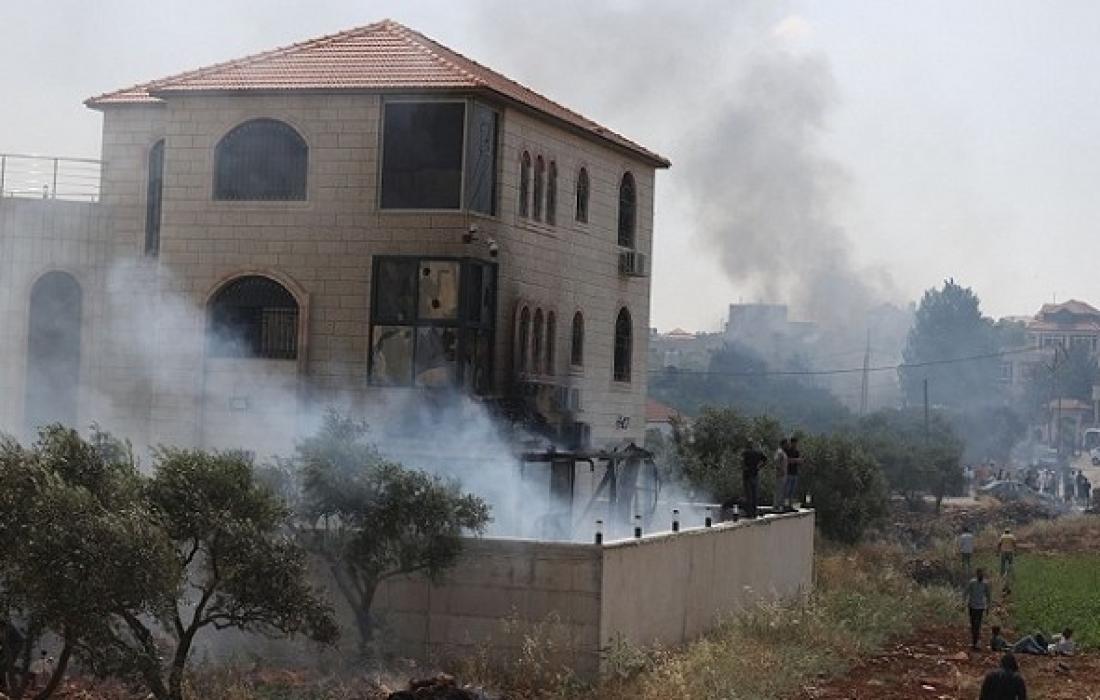 إصابة 10 فلسطینیین  ومحاصرة عائلة وإحراق 10 منازل و7 مركبات في أم صفا شمال رام الله