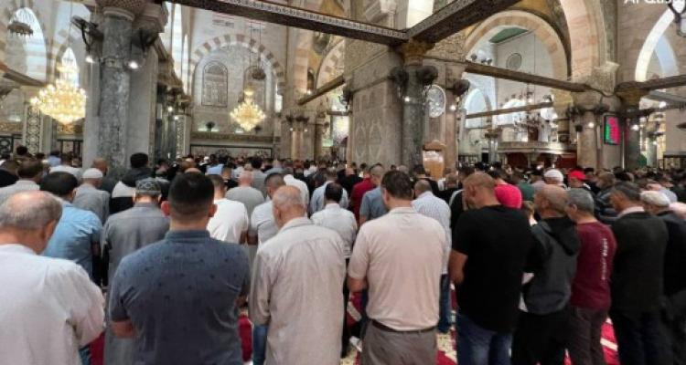 الاف الفلسطينيين يؤدون صلاة فجر عرفة في المسجد الأقصى