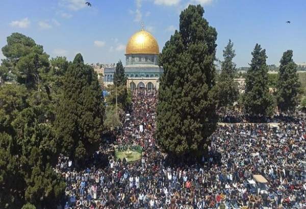 Thousands of Palestinians hold Eid prayers in al-Aqsa Mosque