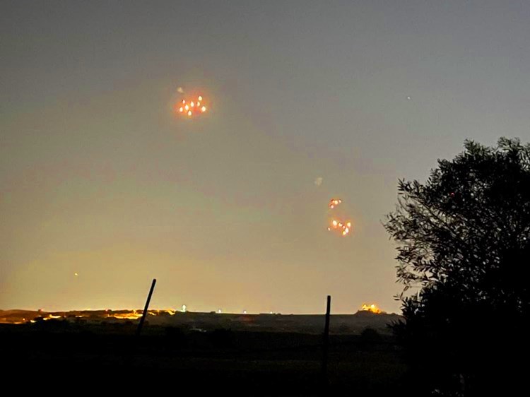 إطلاق رشقات صاروخية من غزة في اتجاه مستوطنات الاحتلال