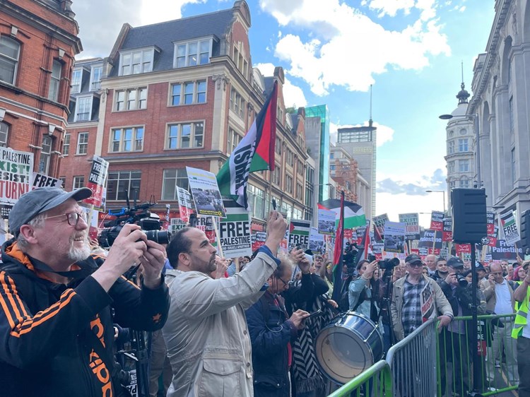 مئات البريطانيين يتظاهرون أمام سفارة الاحتلال تنديداً بالجريمة والارهاب بحق جنين