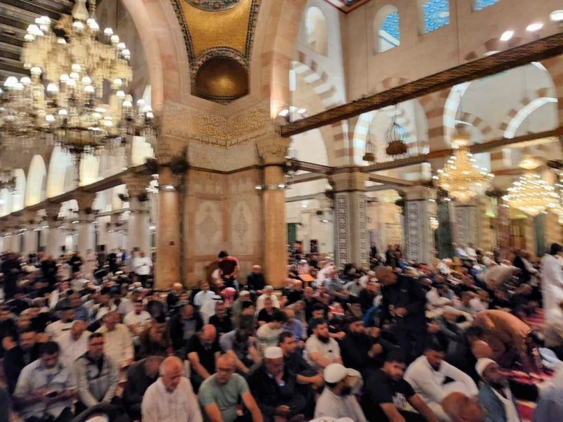 الآلاف من المواطنين الفلسطينيين  يؤدون الفجر العظيم في المسجد الأقصى المبارك