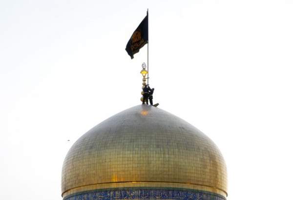 ماہ محرم کے آغاز کے موقع پرحرم امام علی رضا ع کے گنبد کا پرچم کی تبدیلی کی تقریب  