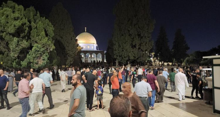 آلاف الفلسطينين  يؤدون صلاة الفجر العظيم في رحاب المسجد الأقصى