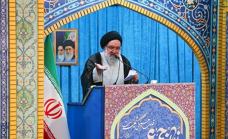خطيب جمعة طهران: يجب على الشعوب المسلمة ان تجعل السويد تندم على تدنيس القرآن