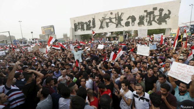 ده‌ها عراقی در برابر سفارت دانمارک تجمع کردند/منطقه سبز بسته شد
