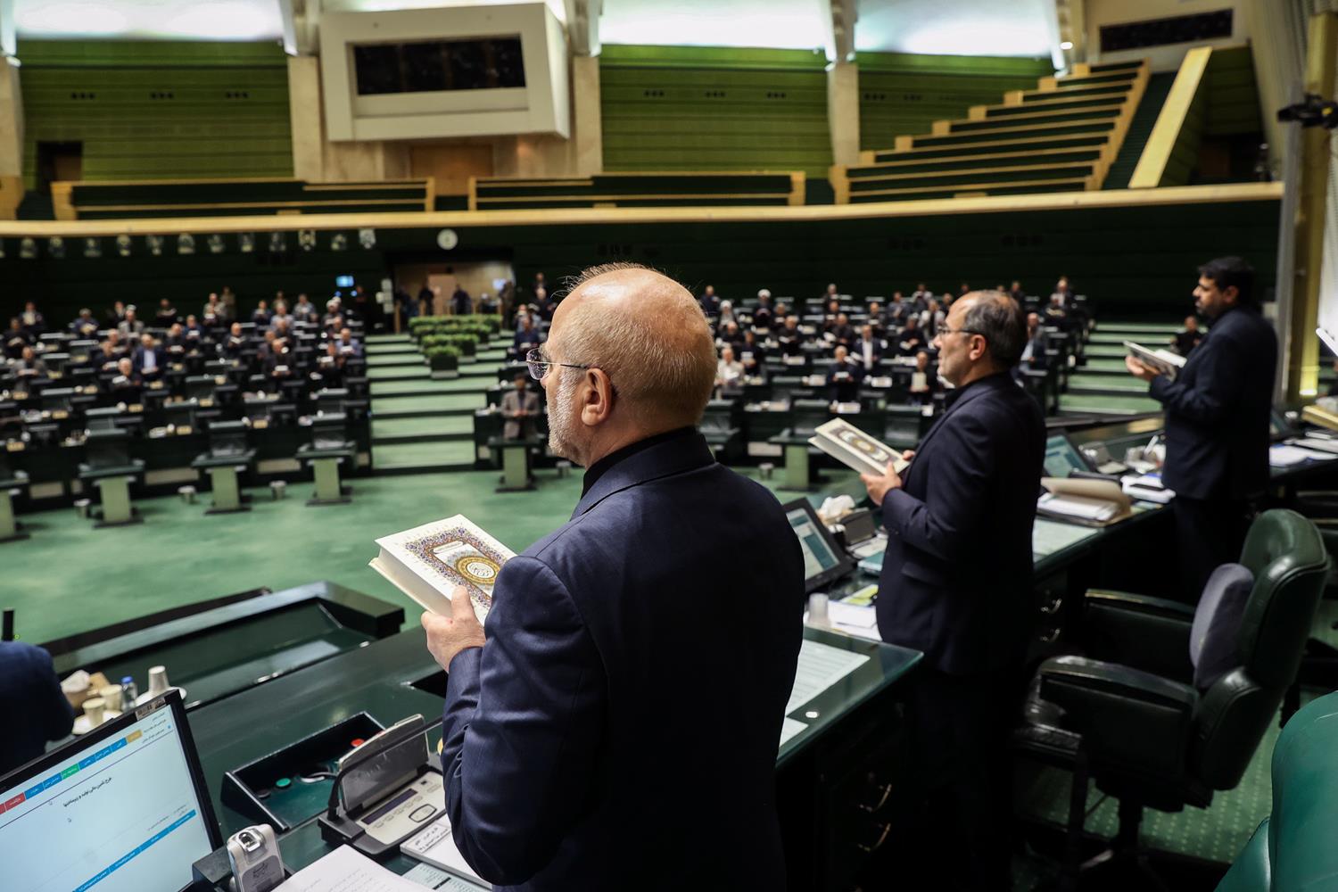 البرلمان الایرانی یقیم وقفة احتجاجية للتندید بتدنيس القرآن الكريم في بعض الدول الأوروبية  