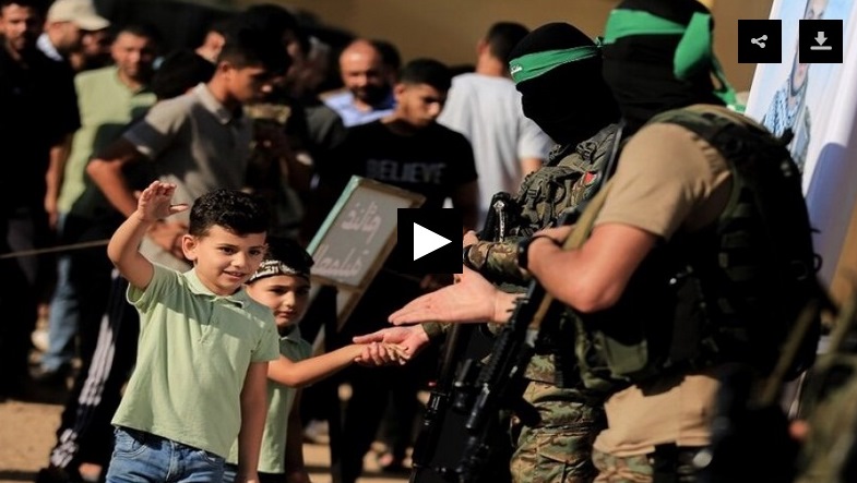طفل فلسطيني يثير تفاعلا واسعا لصراخه بوجه جندي إسرائيلي : 