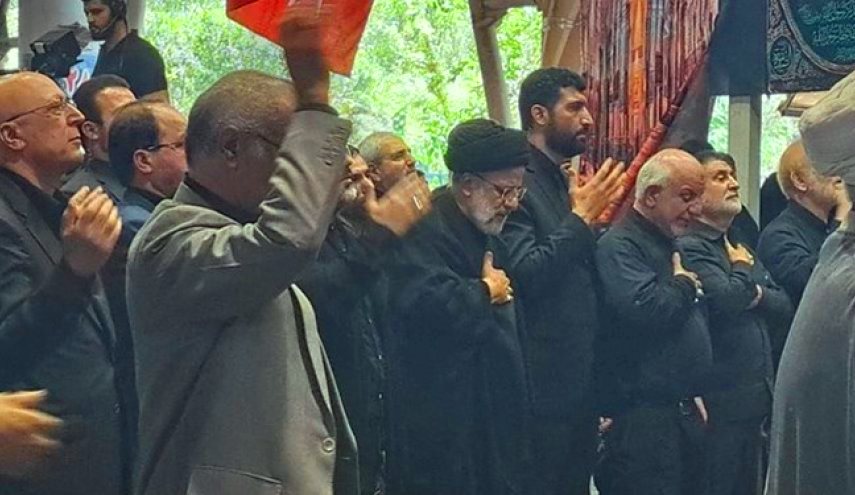 الرئيس الايراني يحضر مراسم عزاء بين حشود المصلين بمصلى جامعة طهران