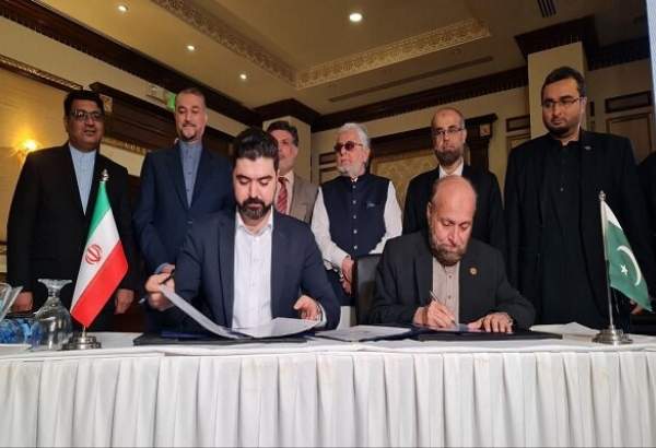 Iran, Pakistan sign commercial cooperation agreements