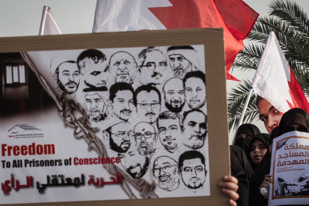 مئات المعتقلين السياسيّين في سجون البحرين يبداون إضرابًا عن الطعام