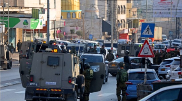 قوات الاحتلال تواصل البحث عن منفذ عملية حوارة و تحاصر عدة بلدات في الضفة