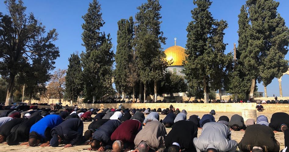 Des milliers de Palestiniens participent à la prière du vendredi  