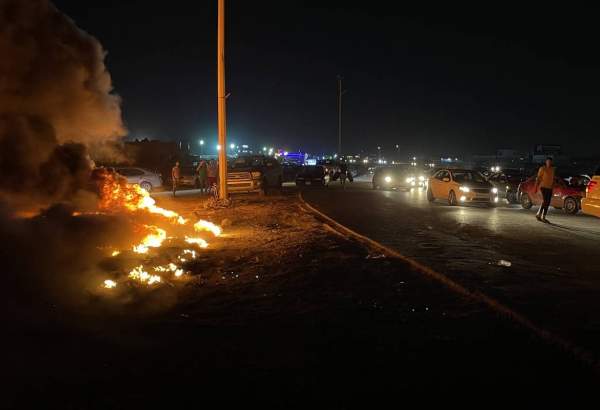 Group of people burn tires and block roads to protest Libya’s Foreign Minister’s meeting with Israeli Foreign Minister Eli Cohen in Tajura town of Tripoli, Libya on August 27, 2023 [Hazem Turkia – Anadolu Agency]