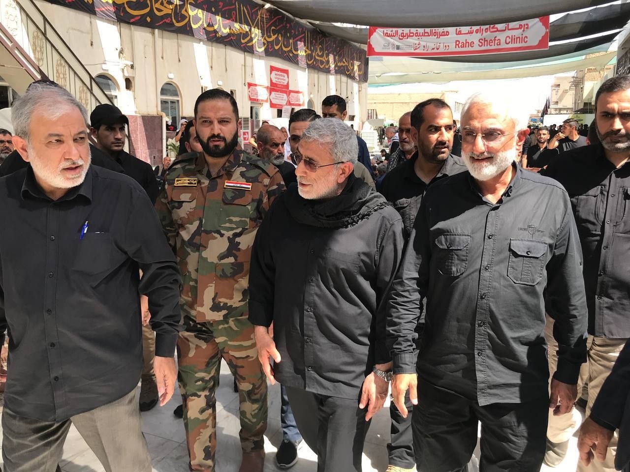 قائد فيلق القدس يزور مرقد الإمامين العسكريين (ع) في سامراء