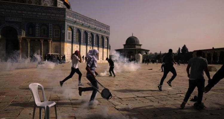 مرابطون يتصدون لاعتداءات الاحتلال في المسجد الأقصى